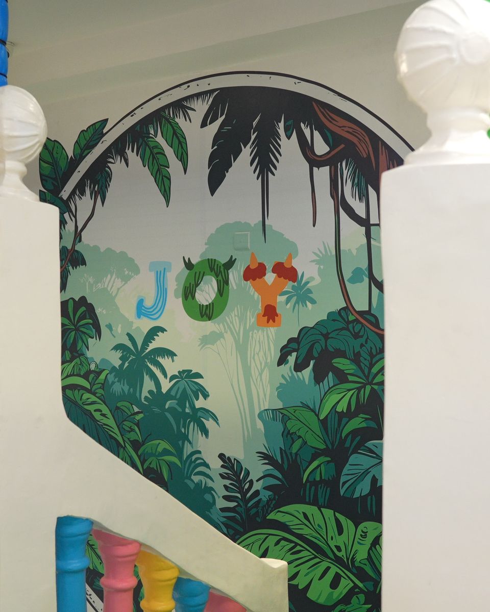 Décor jungle coloré à l'entrée de l'aire de jeux Joy Park à Settat